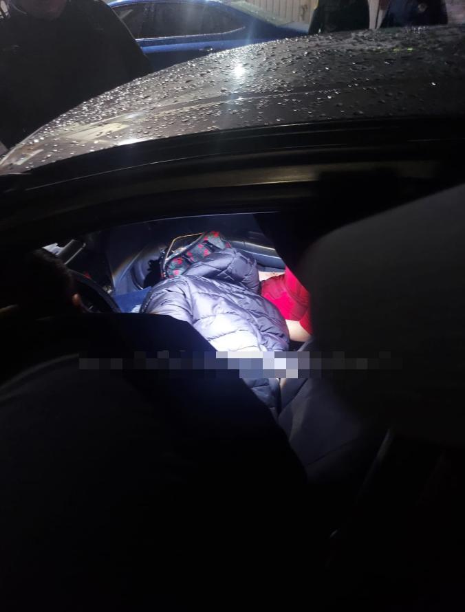 在墨西哥城伊兹塔帕拉帕区东3号公路，两名骑摩托车的杀手在一辆车内枪杀了一男一女。