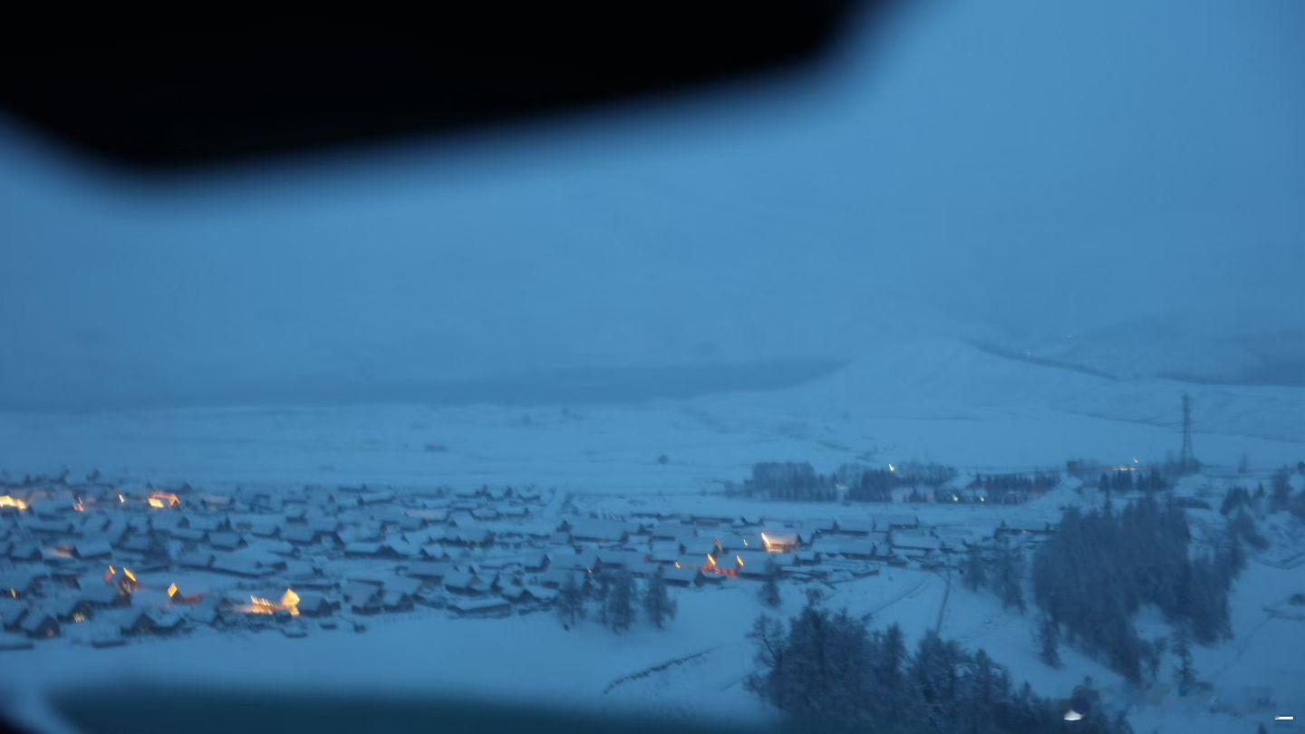 窗棂裁一方冬的信笺，落雪压弯了桦木的肩。村庄蜷在素白里酣眠，雪山举着云，在天边搁