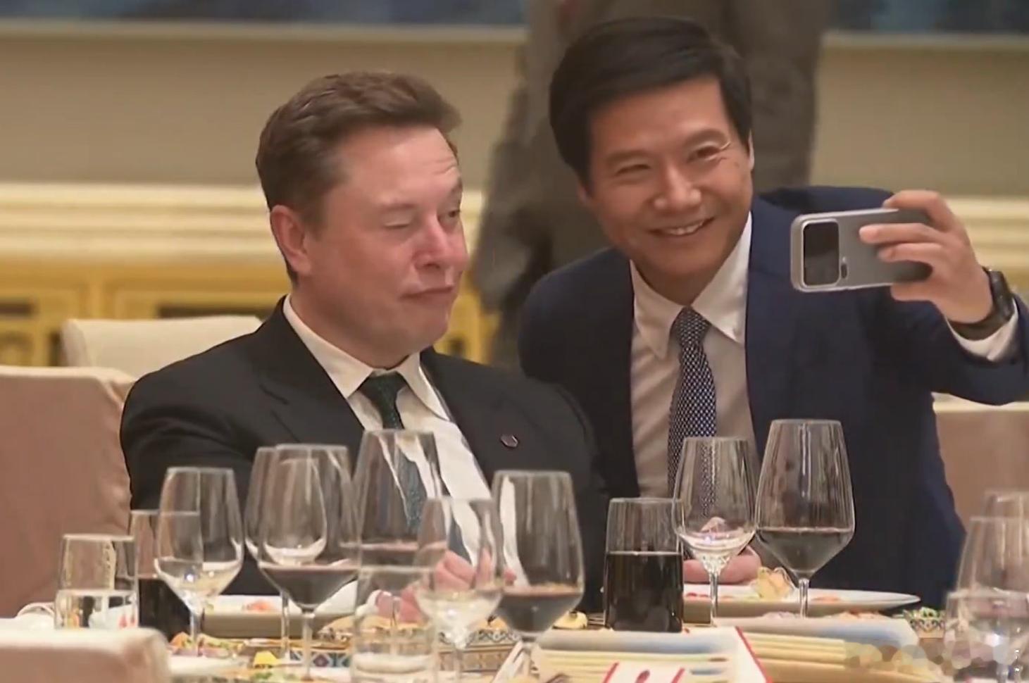 在特朗普访华欢迎宴会上，雷军和马斯克互动合影！ 