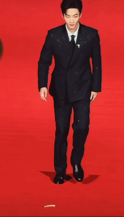 姚冠宇红毯上也一步三摇 来了来了！姚冠宇带着他标志性的一步三摇走来了！！这步伐是