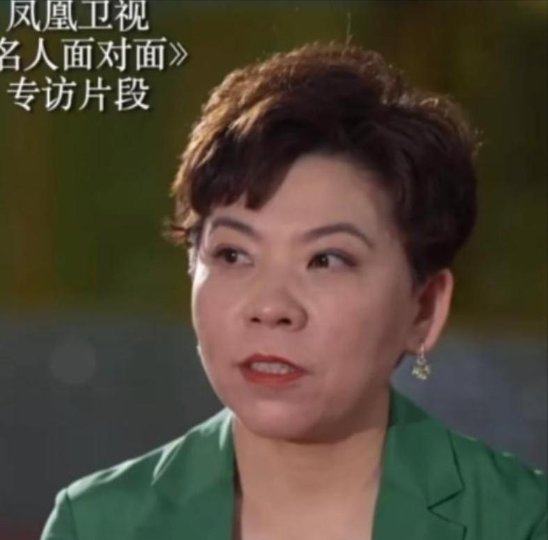 1997年，邓亚萍退役后去清华大学读书，第一堂课，老师问她，你的英语如何？这位拿