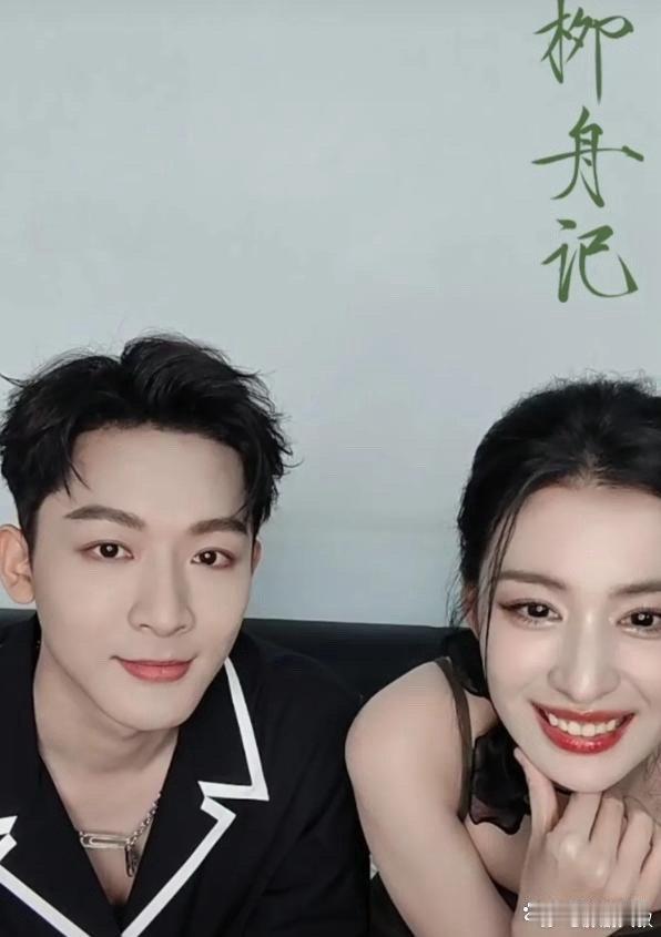 张晚意的风格似乎给人一种较为柔和的感觉，而旁边的王楚然也没有展现出那种令人眼前一