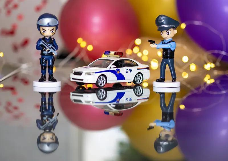 于和伟为警察节送上祝福，一句“愿你们每次出警，都平安顺遂”，温暖又有力量。警察这