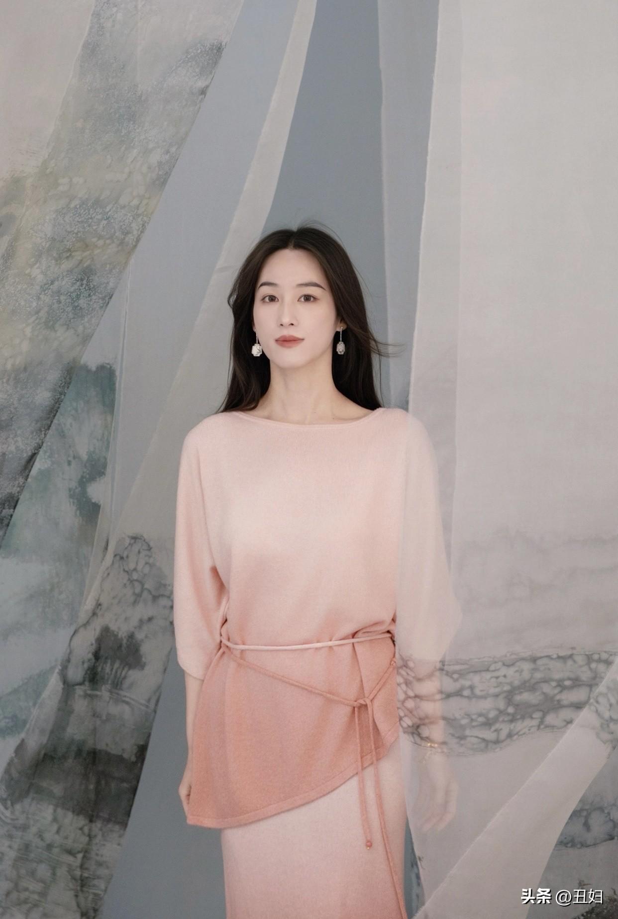 尊重差异是她们的包容心体现。不会轻易评判别人的生活，面对不同背景的人，会多倾听，