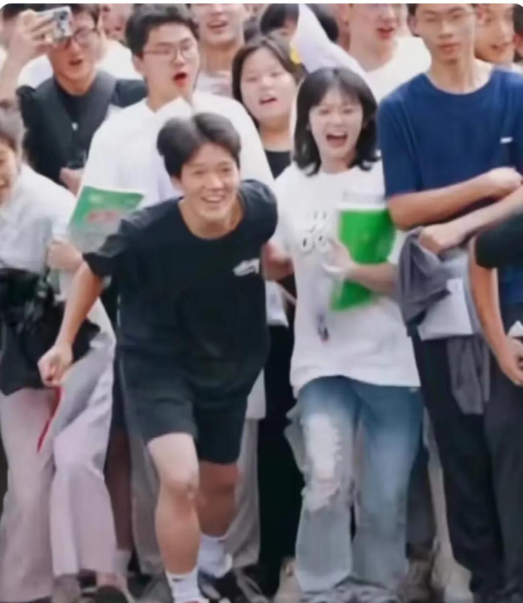 谁还记得那对高考完秀恩爱的考生？
男生没考上，但红了，复读一年也没好好学习，做了