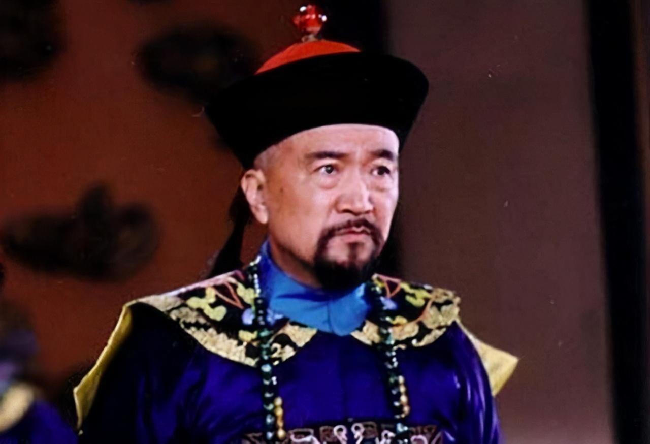 “刘罗锅不是驼背，是乾隆朝最硬核的‘人形弹幕’——御史参他‘貌寝不敬’，他当场解