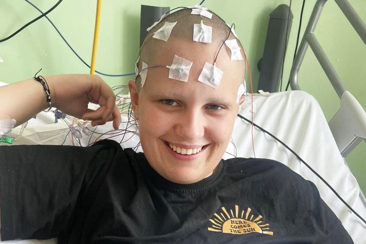 AI，已经颠覆了医学。
23岁的英国女孩菲比，长期遭受全身剧痛、持续性重度疲劳、