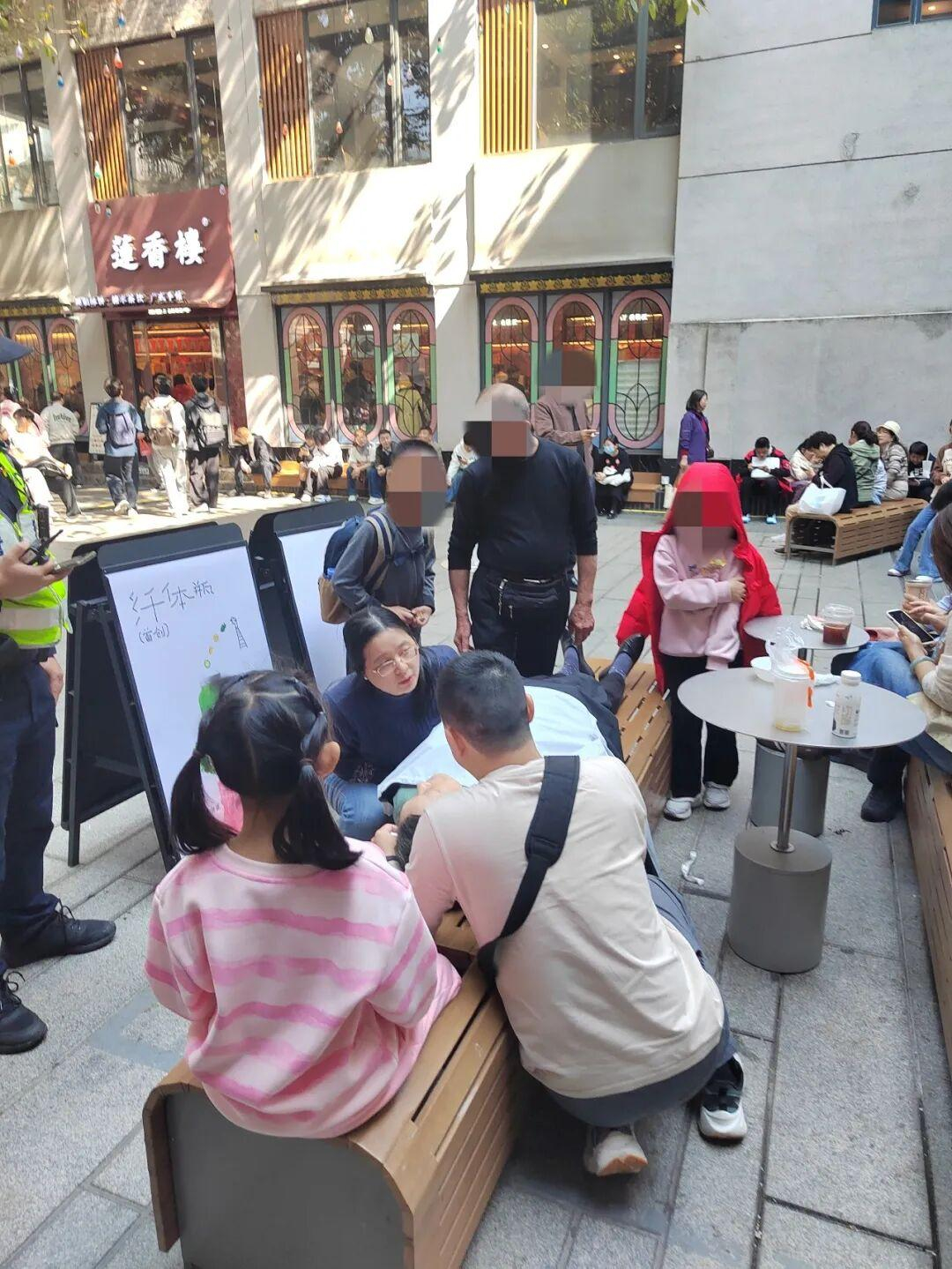 #永庆坊救人医生两度南站救人#【对话在永庆坊救助晕厥阿婆的韶关医生：曾在广州南站