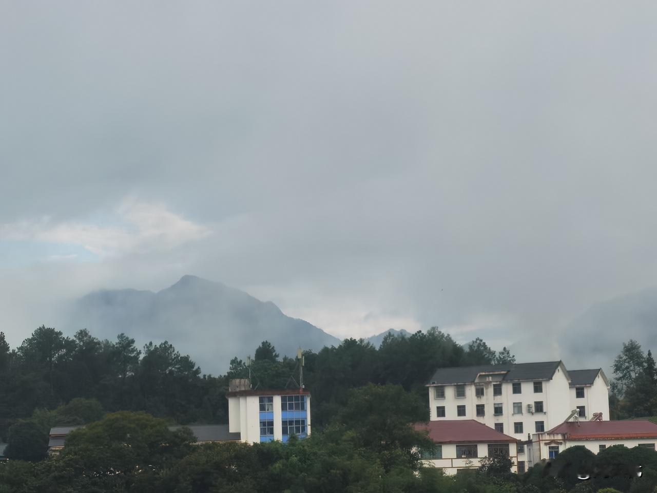 一点点小事情就发火的人，品行有问题。
碰到这样的人，我马上就会远离。
人生苦短，