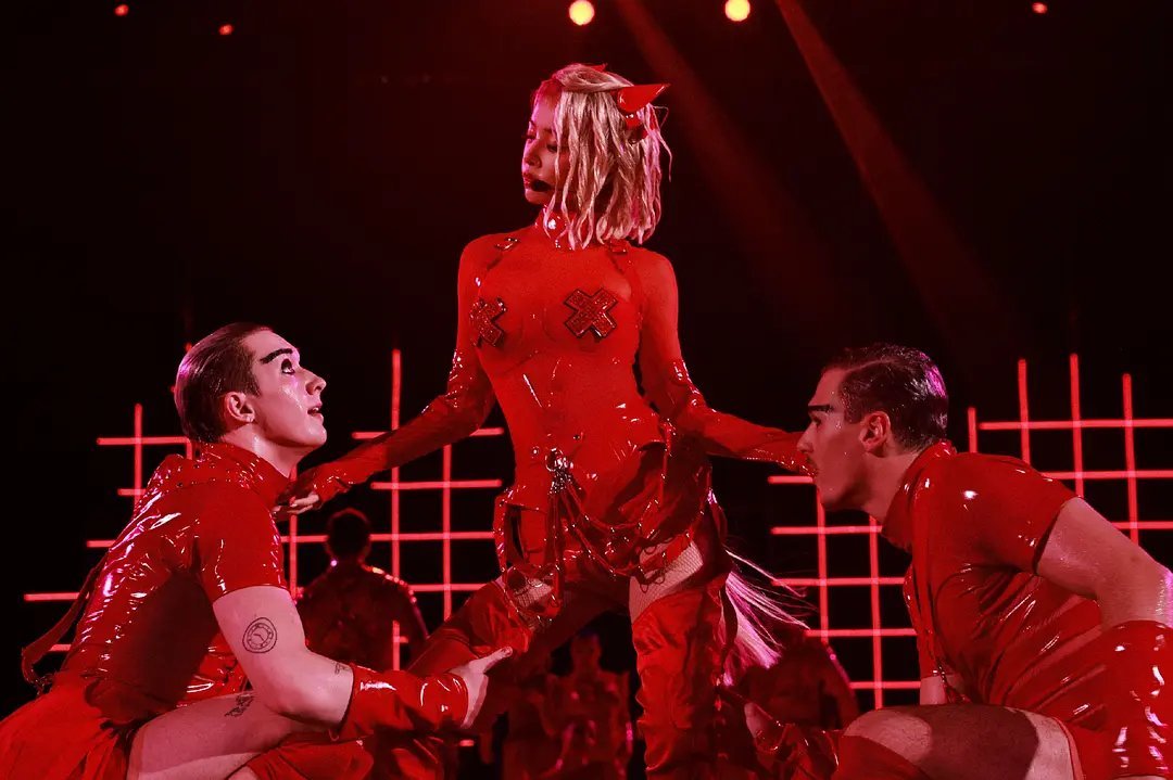 这样演唱会的衣服居然能过审。 ​​​