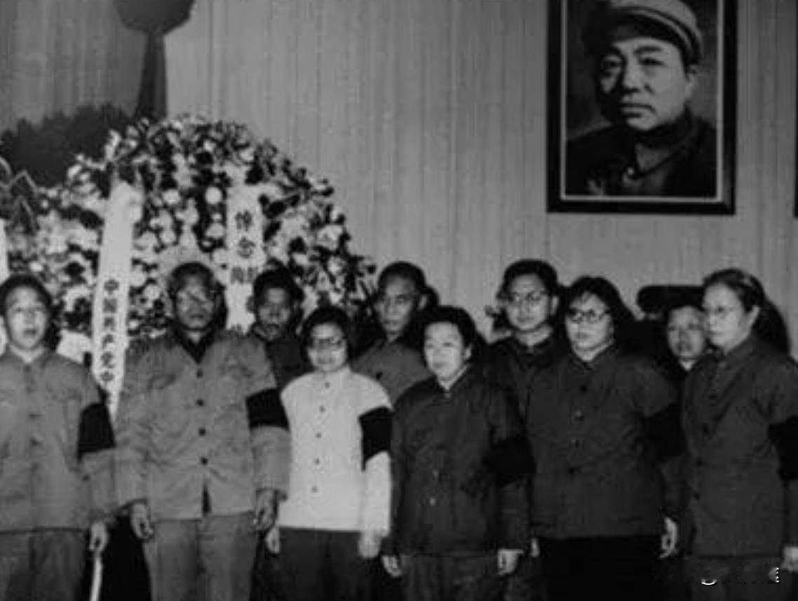 在彭德怀的追悼会上邓小平致的悼词:我们哀悼一位伟大的战士，一位勇者，一位清廉的领