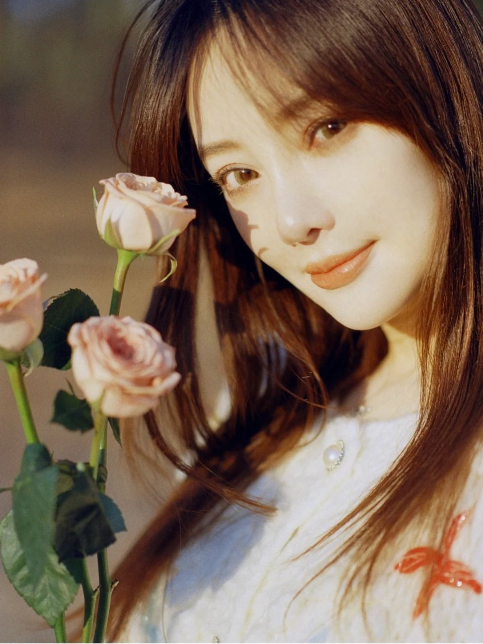 “我将玫瑰藏于身后，风起花落，从此鲜花赠自己，纵马踏花向自由。   ”#李小璐正