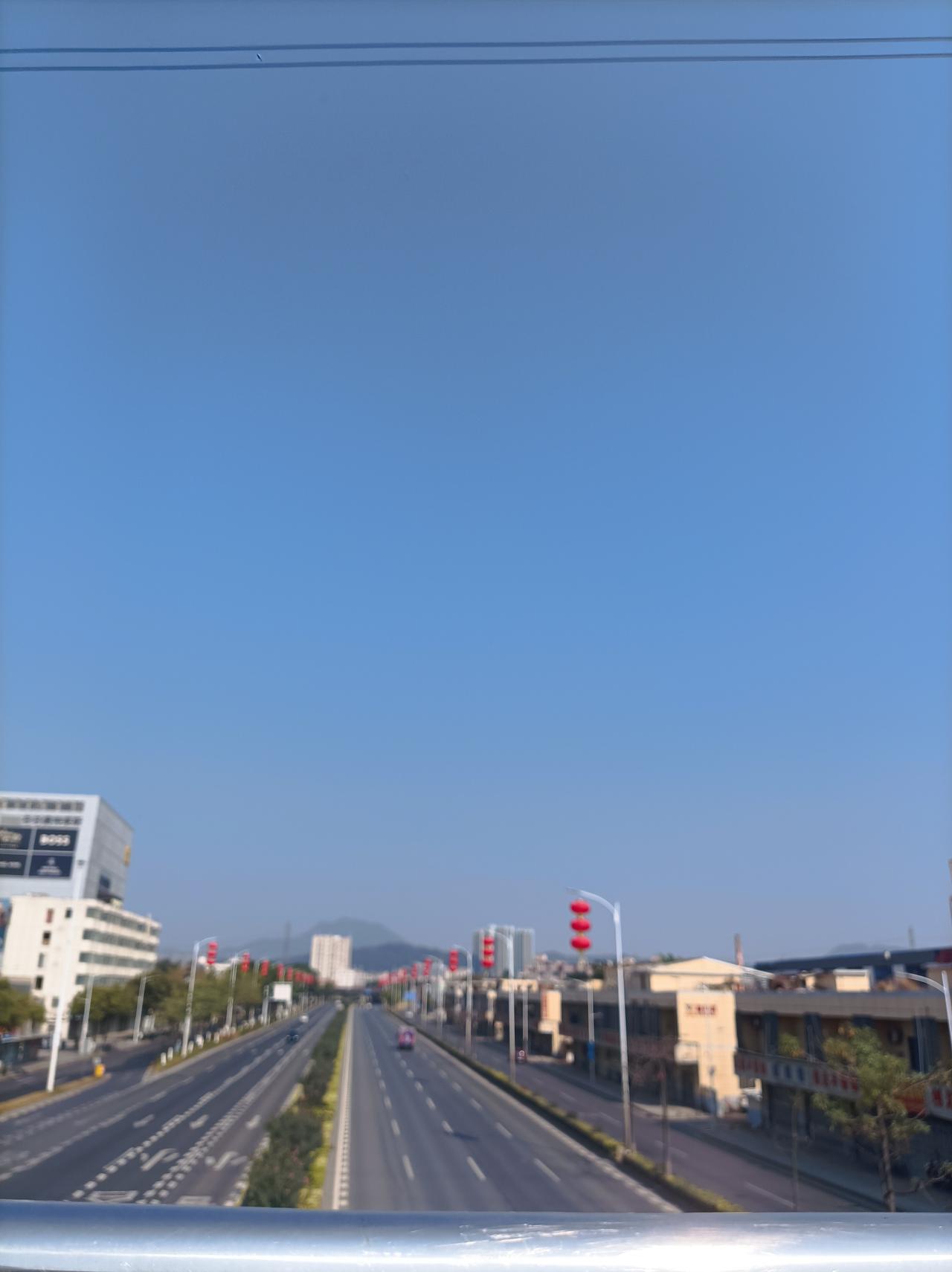 晒图大赛我拍到的深圳天空，真是别有意境，深圳的晴天很美，这是我在外面高架桥上随手