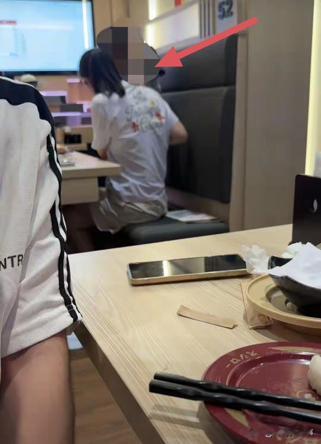 餐厅遇到顾客做出不文明举动，普通店员到底有没有权利上前劝阻？
北京一餐厅发生家长
