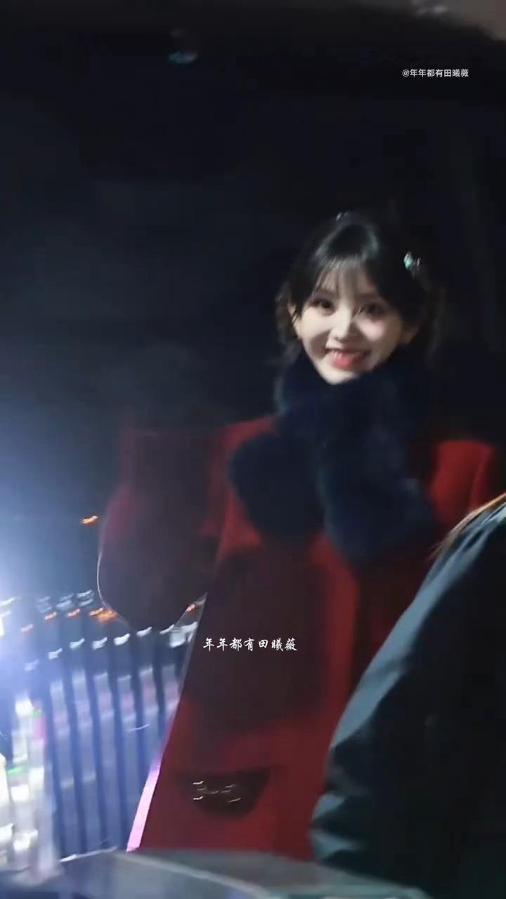 被这个春晚下班后歪头给粉丝拜年的薇薇酱萌晕了🥺🥺田曦薇歪头给粉丝拜年