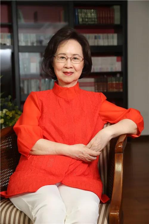 《琼瑶的世界》
 《窗外》的《彩云飞》，
《心有千千结》的《梦的衣裳》。
 
《