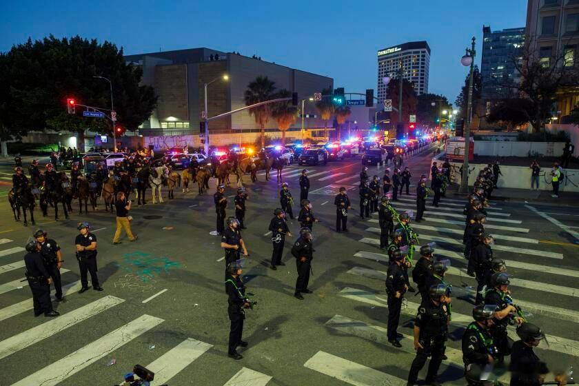 【移民突袭行动加剧，洛杉矶地区数百人被捕，局势紧张】（洛杉矶时报）在新的宵禁和洛