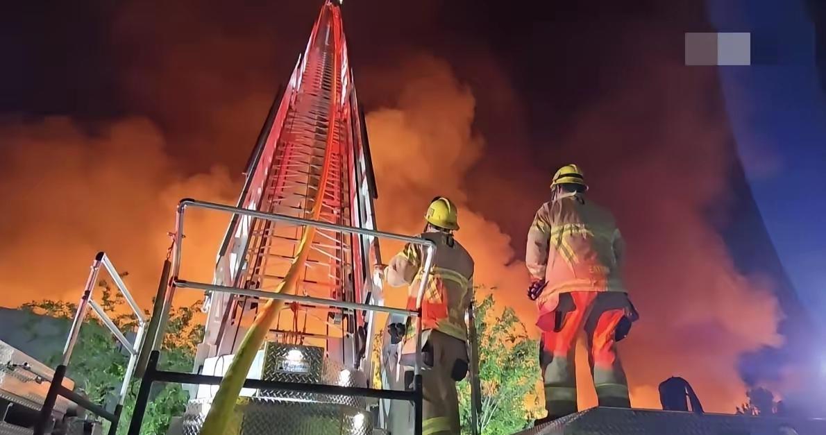 一把大火烧光1.56亿美元，全美的资本家估计要开始集体失眠了。

4月7日凌晨（