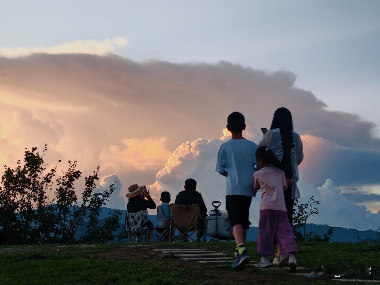        若你正坐在帐篷边，看霞光漫过指尖，便会忽然懂得：有些美好从不用言语