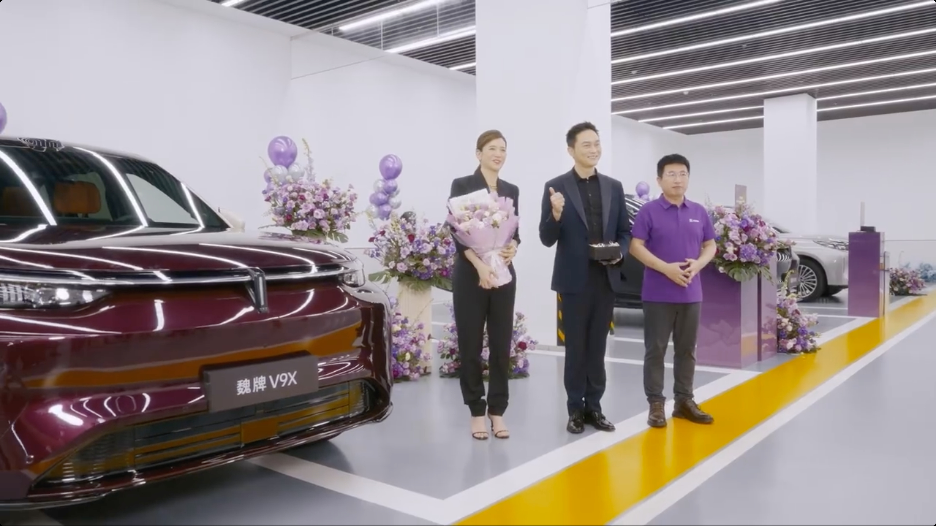 张智霖袁咏仪夫妇今天在广州提了魏牌V9X，魏牌CEO赵永坡亲自到场交付。张智霖至