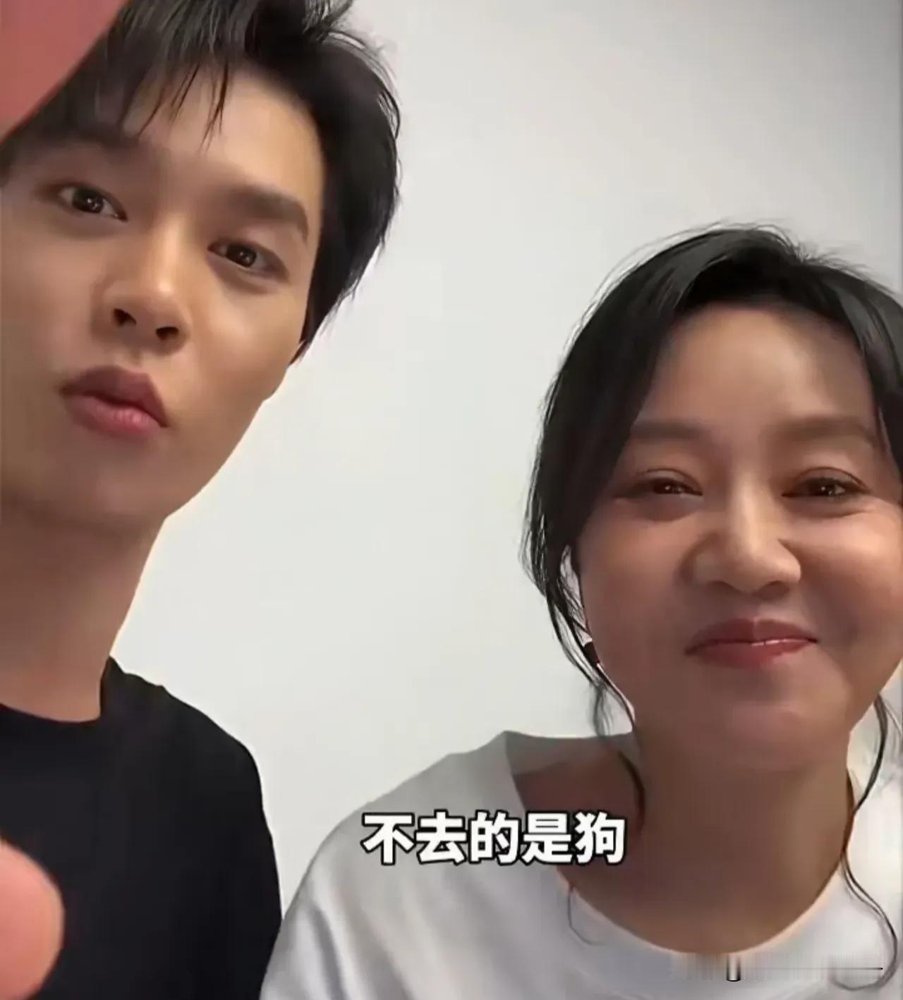 能把微醺的闫妮叫醒的，除了演戏，可能只有柯淳了吧。

闫妮和柯淳在和观众直播互动