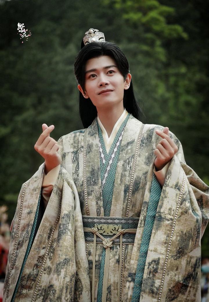 凤凰台上[超话]  

凤凰台上改编自小说我的皇后，看任嘉伦如何演绎，恭喜任嘉伦