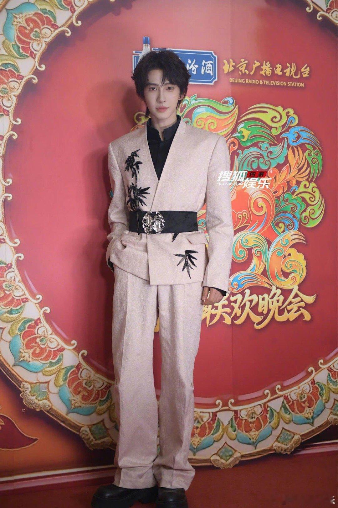 刘宇才是真的国风主理人刘宇和国风的适配度拉满！！今日一身淡粉色新国风西装亮相北京