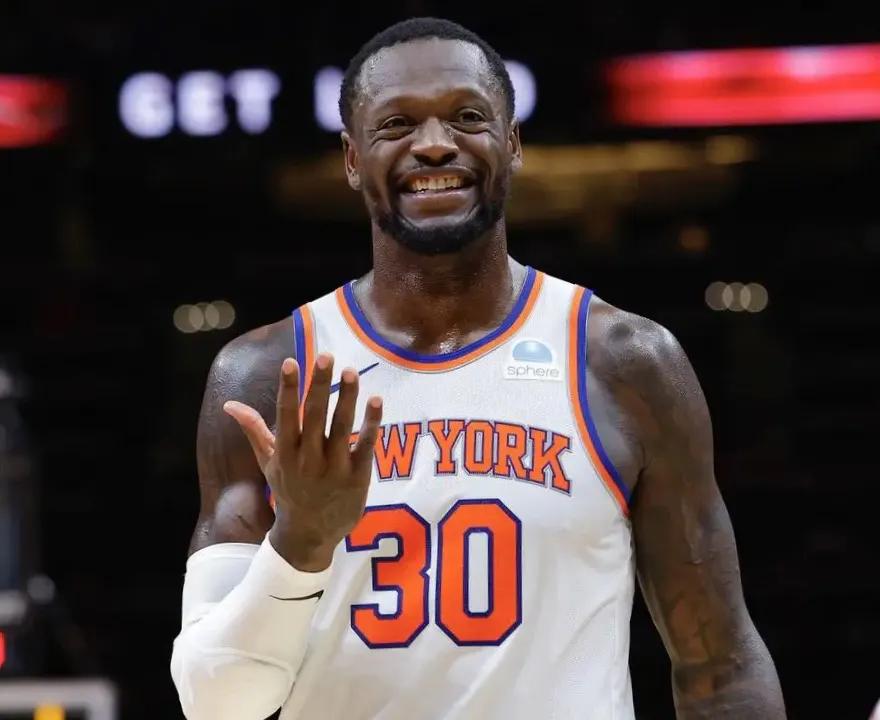 尼克斯成功帮湖人阻击国王，虽然兰德尔赛季报销，但米罗复出了。
第一，布伦森35分