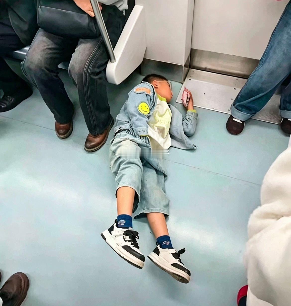 小弟弟你干啥呢？ 