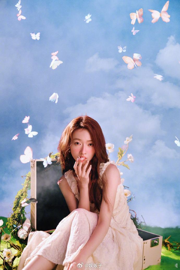 #吴谨言破茧成蝶生日大片# 吴谨言于生日大片里呈现的破茧成蝶之姿，仿佛汇聚了无尽