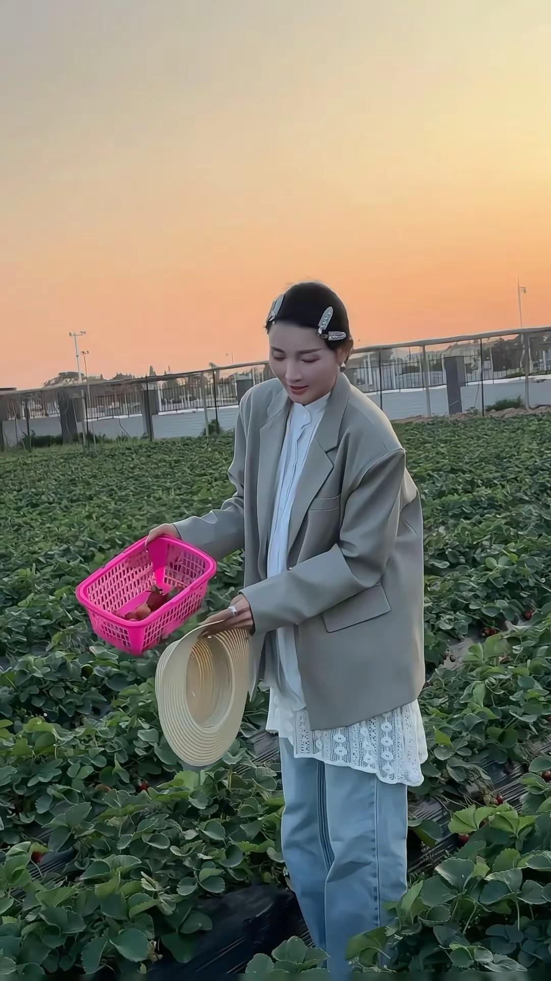 今年好好干，争取买件碎花裙，我倒要看看穿polo衫的能有多深情！留住春天的味道