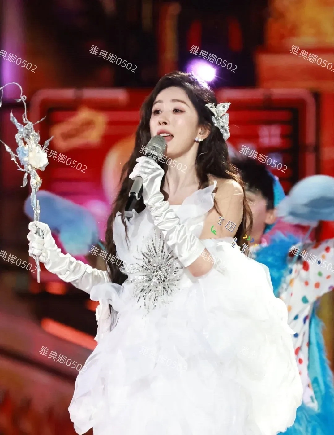 38岁的杨幂一张垮脸已经撑不起又美又仙儿的少女装扮了，大鼻孔大法令纹看起来太出戏