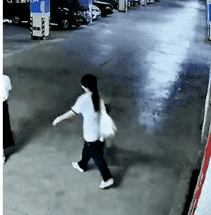 幸好是自己亲生的，不然，这辈子姑娘都不会原谅你。
老妈开车送女儿上学，女儿把行李