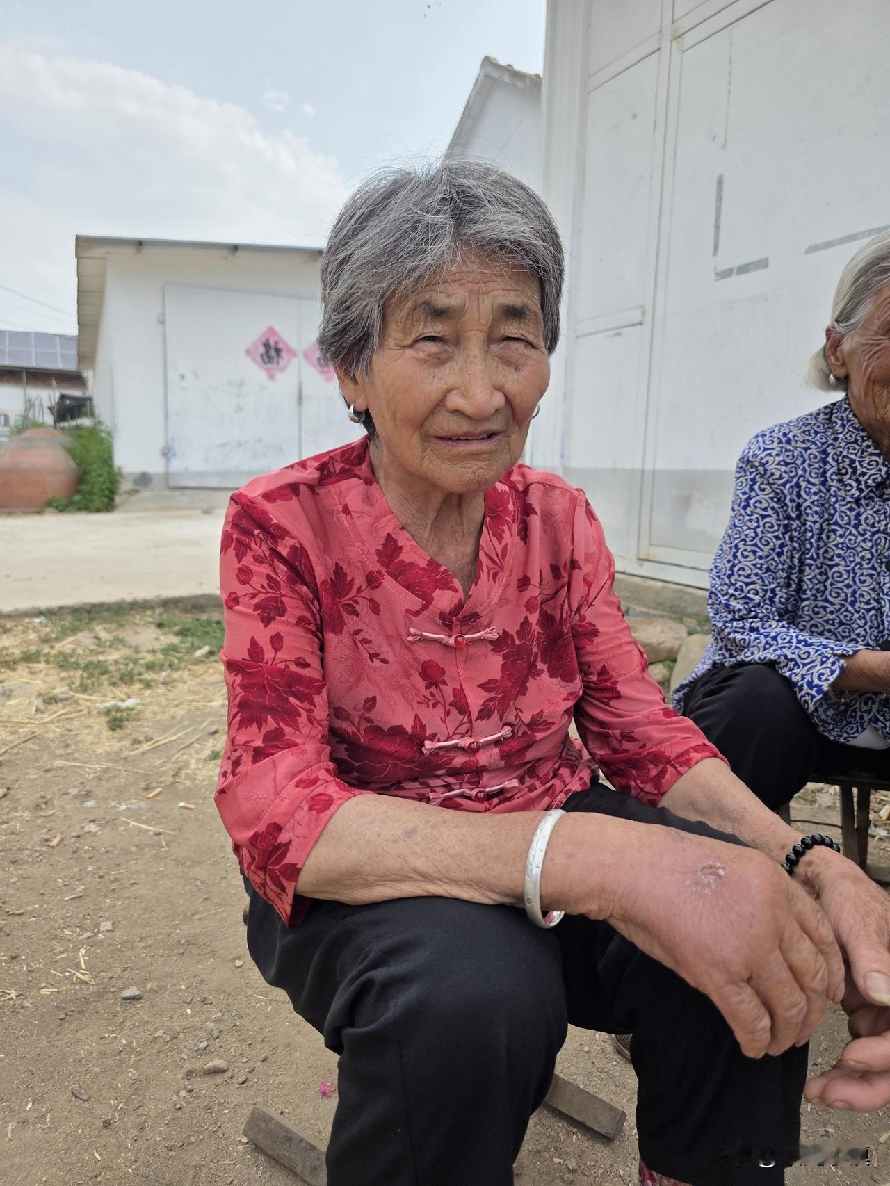 你穿过这样的衣服和鞋子吗？

今天婶子穿了一件新上衣，20元，女儿在集市上买的。
