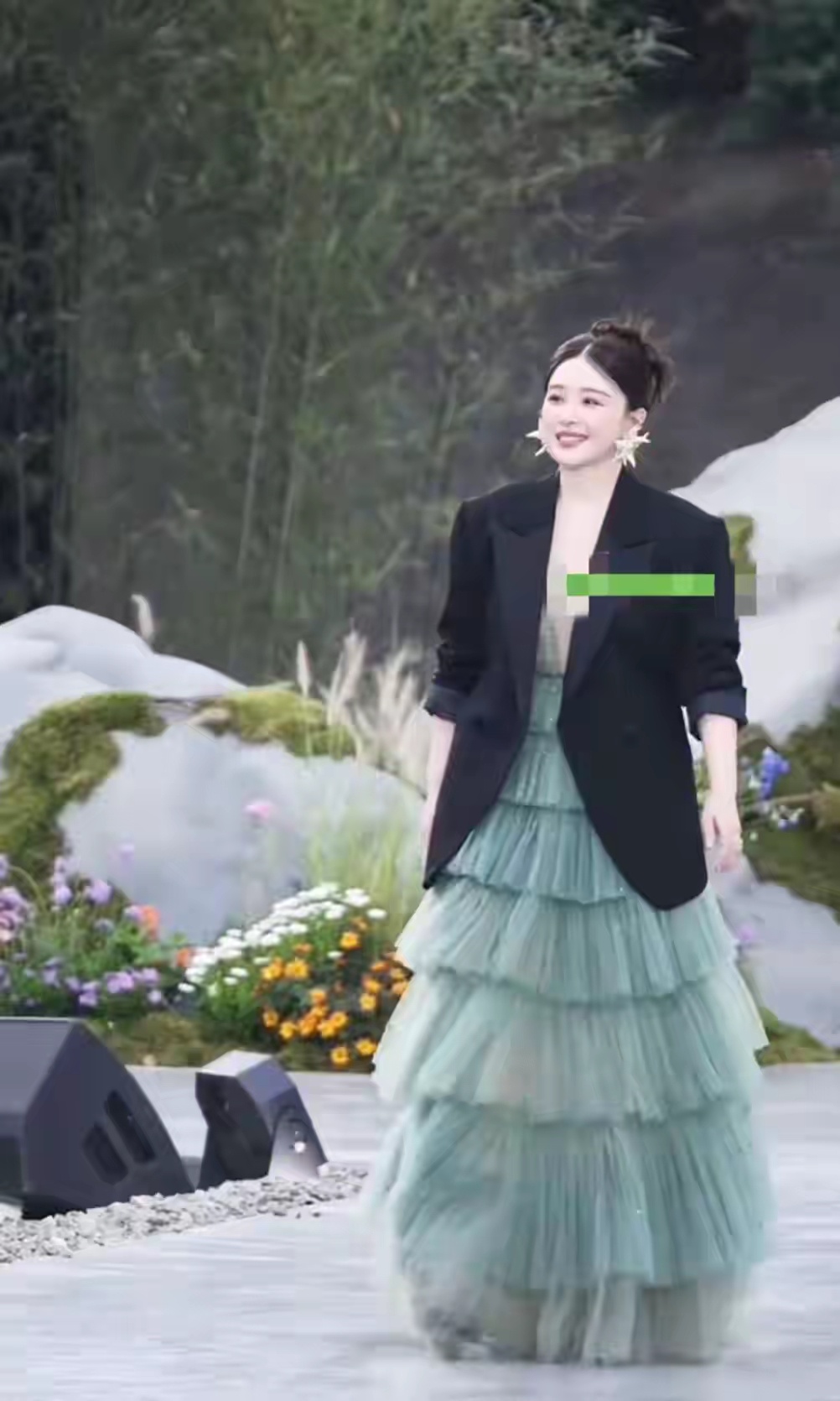 37岁阚清子产后现身峨眉山，看起来状态特别好 