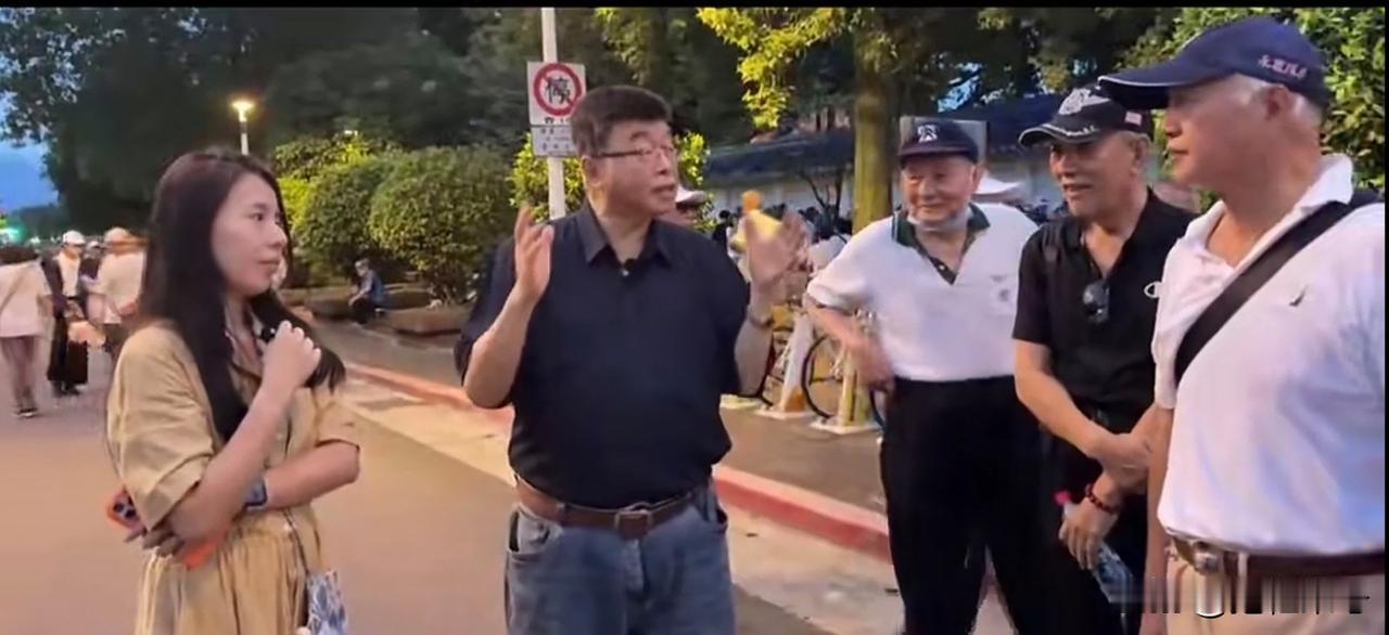 谁说邱毅教授在岛内什么也不是，不受待见不受欢迎，已经被边缘化了。我看不一定呢！
