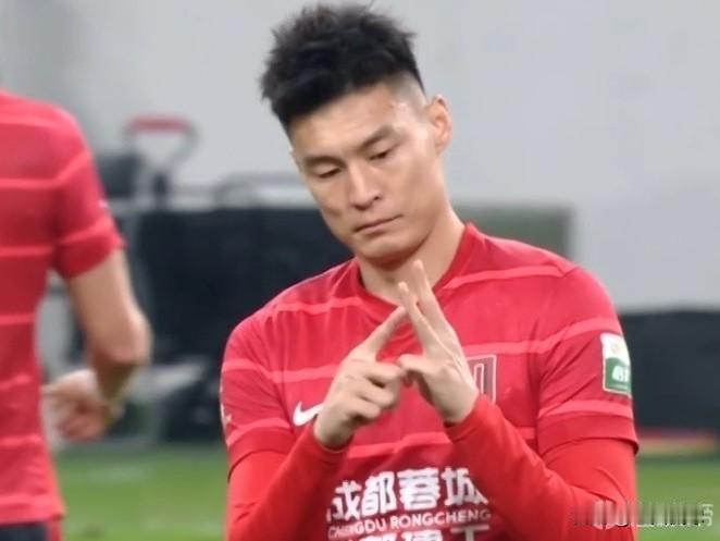 成都蓉城还会出售韩鹏飞吗？上赛季在徐正源的战术体系里韩鹏飞机会不多，之前也一直传