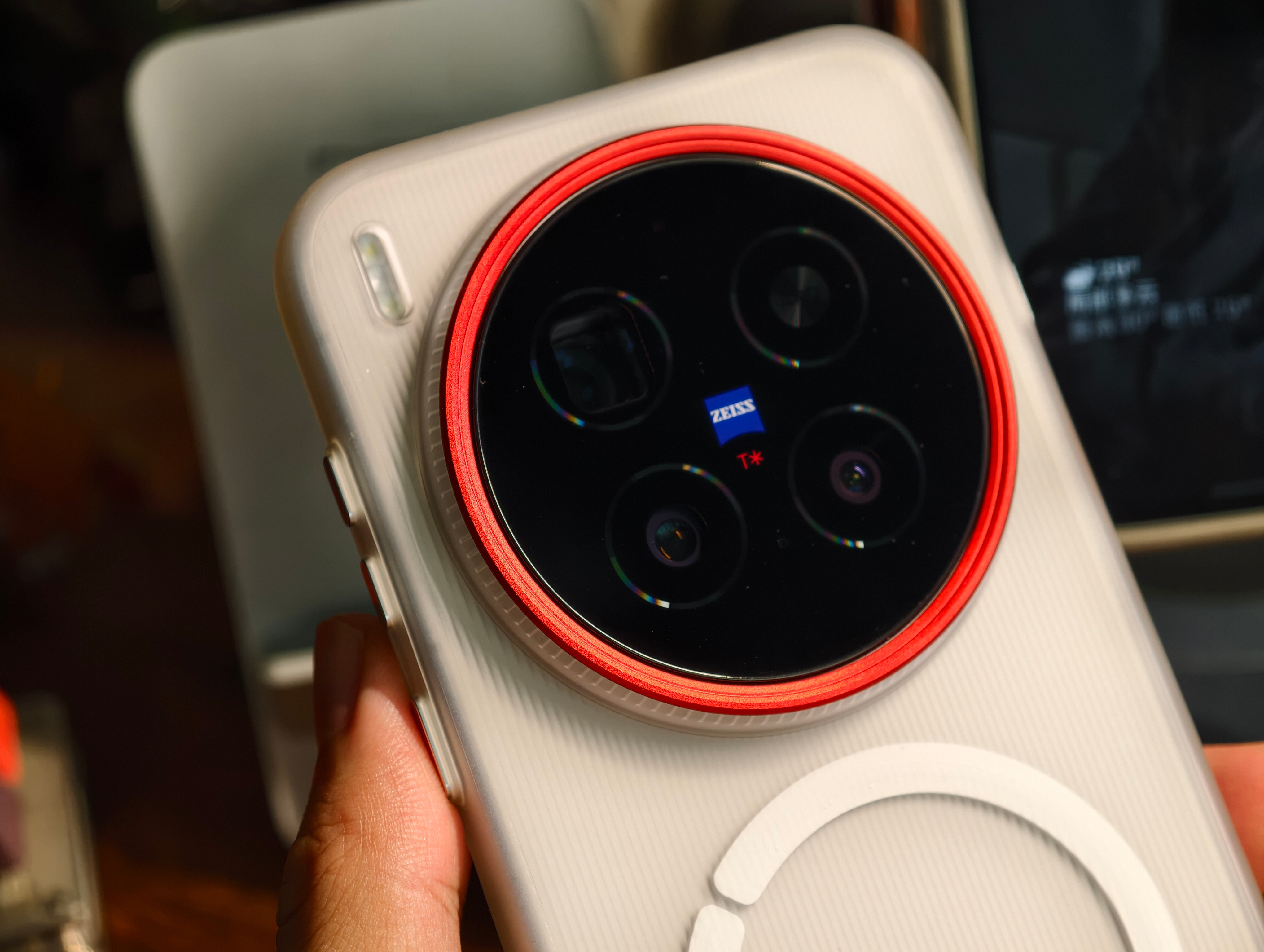 趣装备给vivo X300 Pro做的这款磁吸壳手感很舒服，偏亲肤又有点柔软的手