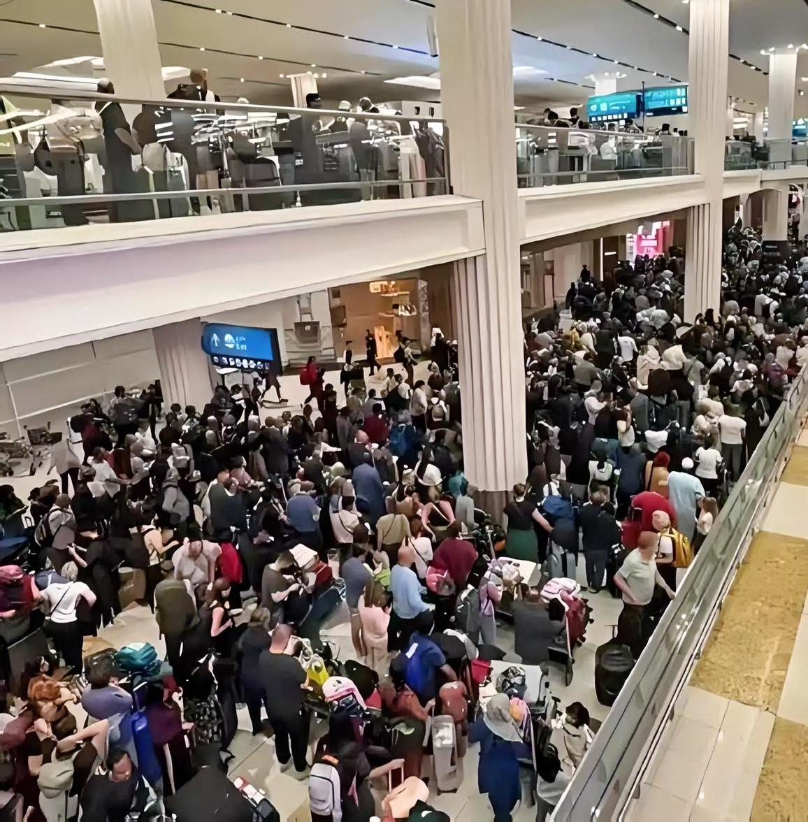 没人想到，这轮中东大战的连锁反应，最先烧到的不是油田，而是急着回家吃饭的普通游客