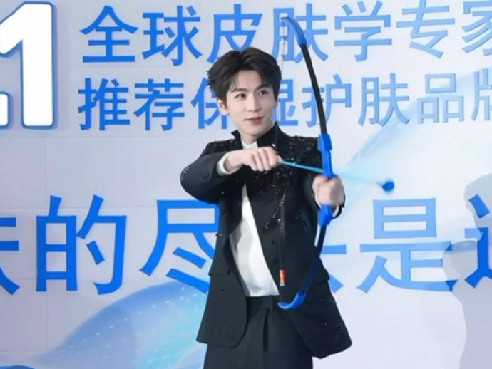 张凌赫立领闪钻黑西装 张凌赫上海活动线下状态  张凌赫上海活动线下状，张凌赫立领