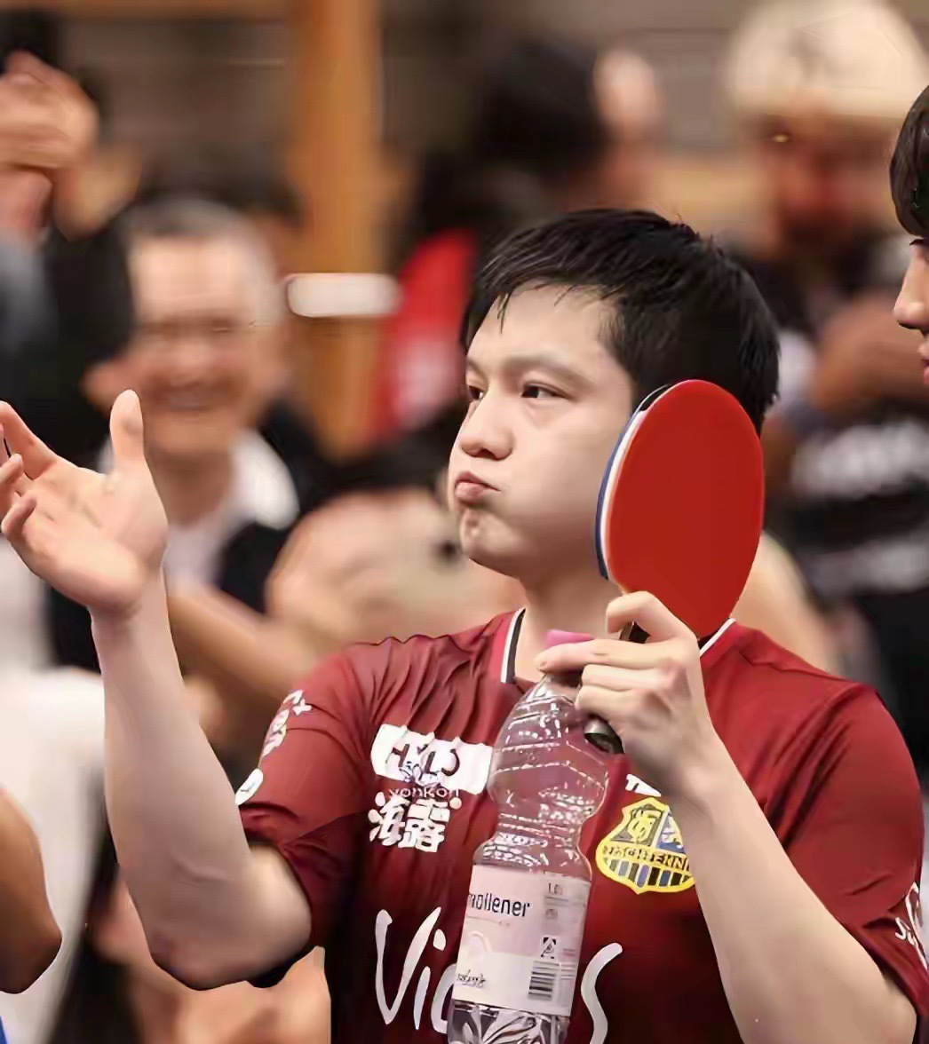 非洲乒坛名将阿鲁纳在直播中炮轰WTT，直指其存在潜规则，试图揭开樊振东未回归国乒