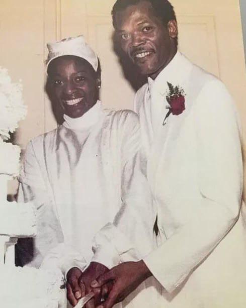 1980年婚礼上的塞缪尔·杰克逊和拉塔尼娅，两人至今仍在一起。照片里他们笑得特别