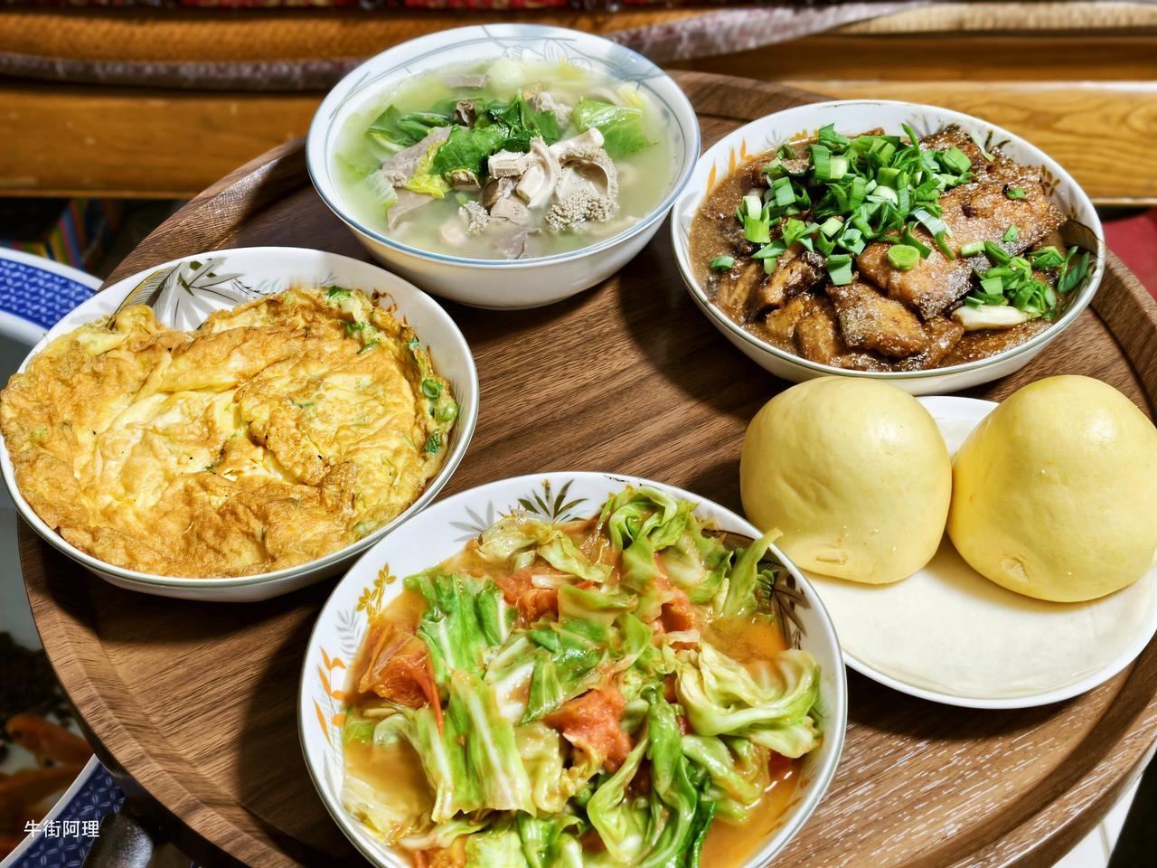 斋月期间的饮食文化很有特色，就像我看到有人分享斋月第二十六天的晚餐，有炖带鱼、羊