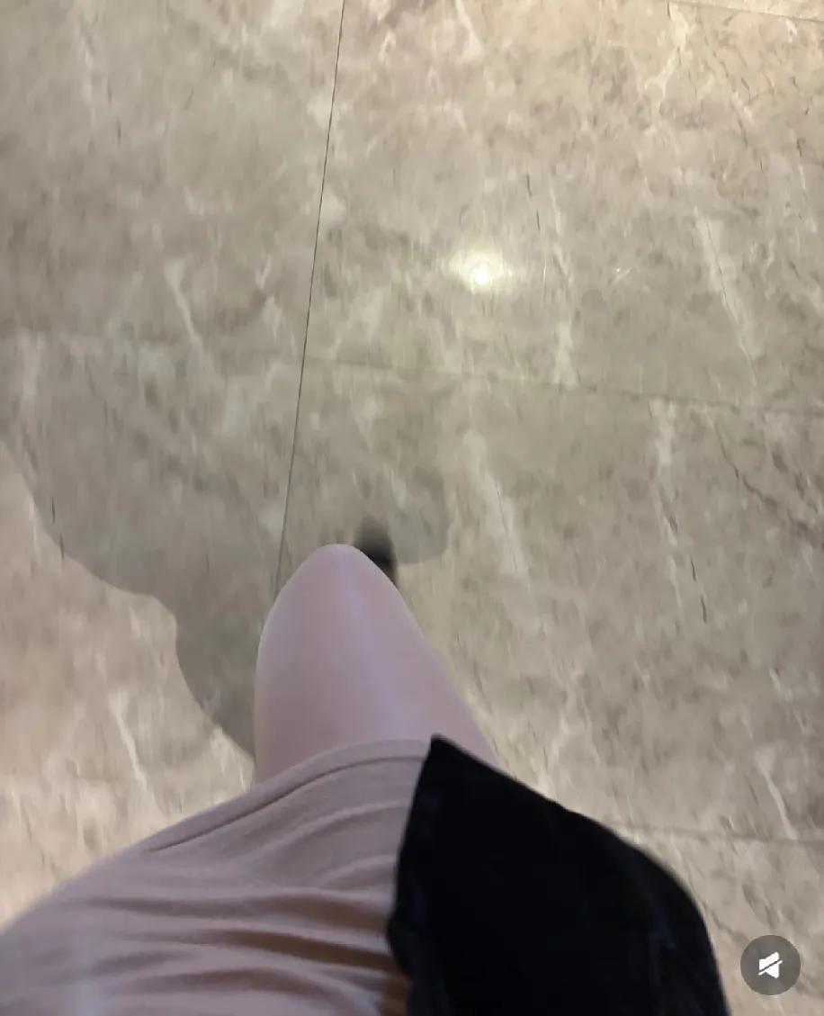 早上随手从抽屉抓了双丝袜套上，趿拉着鞋就冲下楼买早餐——刚拐出单元门，阳光一照腿