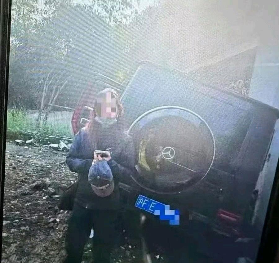 金晨最近摊上事了！有爆料说去年三月她在绍兴开车撞了公共设施，没处理就跑了，事后还