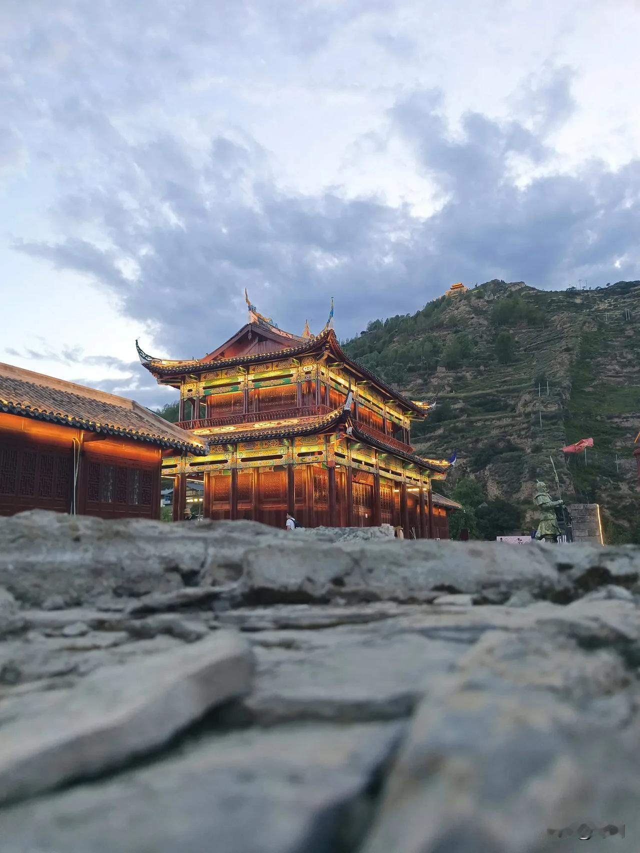 松潘的二道海不要来，已经完全干涸，两个唯一还有一点水的海子只能用可怜形容，相对于