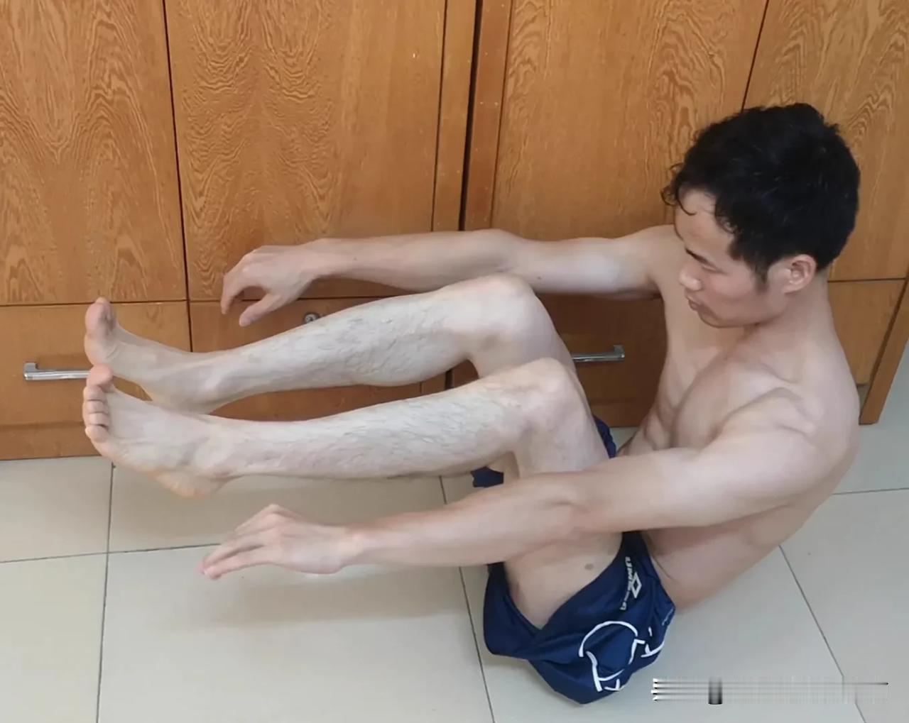 腹肌核心锻炼
坐姿，缩起腿，双手前伸，保持不动，坚持到极限，每天练上两组。让你的