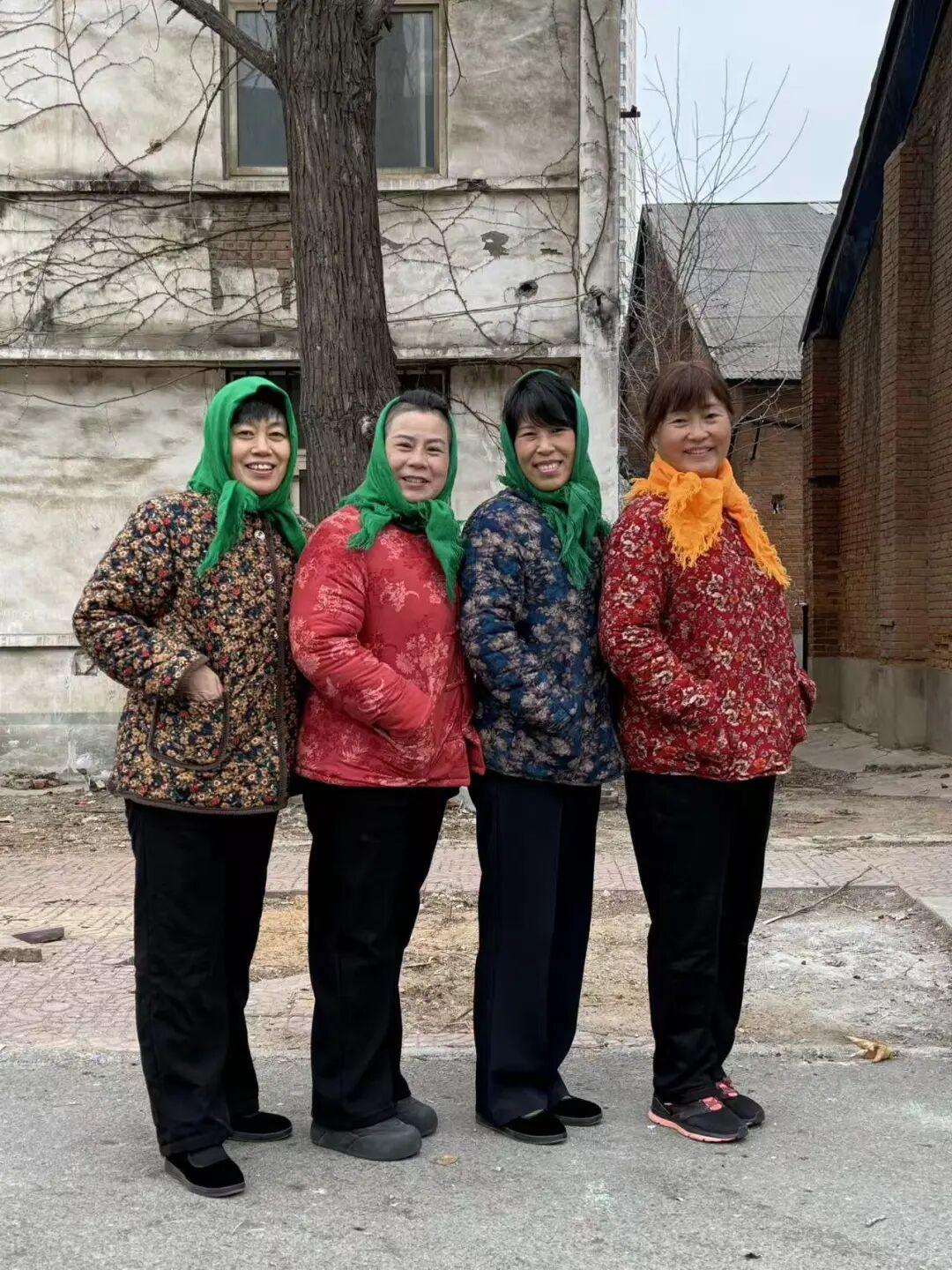 刷到这群大妈跳街舞的视频时，只觉得又飒又有趣，跟着笑完才知道，这份热闹背后藏着扎