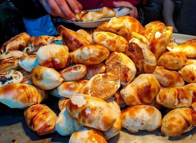 公认的说法是库车。
我们在库尔勒这边的烤包子，无论是若羌路艾尼瓦尔烤包子还是疆域