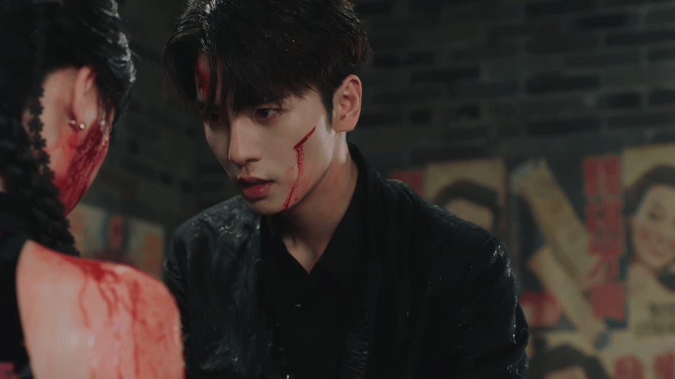 吴希泽一下跪破碎感溢出来了 血痕爬满脸庞，雨中下跪的颤抖太真实。尹灼风的爱意被绝